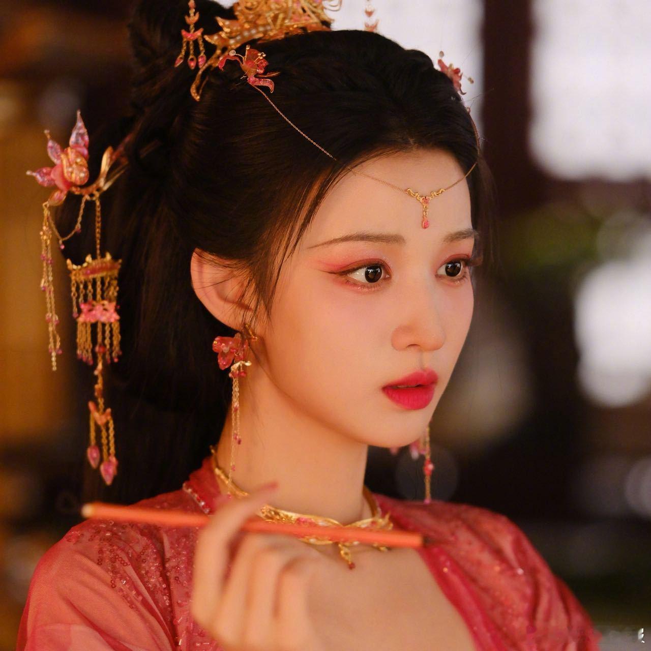 王楚然真是麻雀吃草莓雀食美天才选角！这张明艳大气的脸演宠妃也太适配了，妖娆清冷端