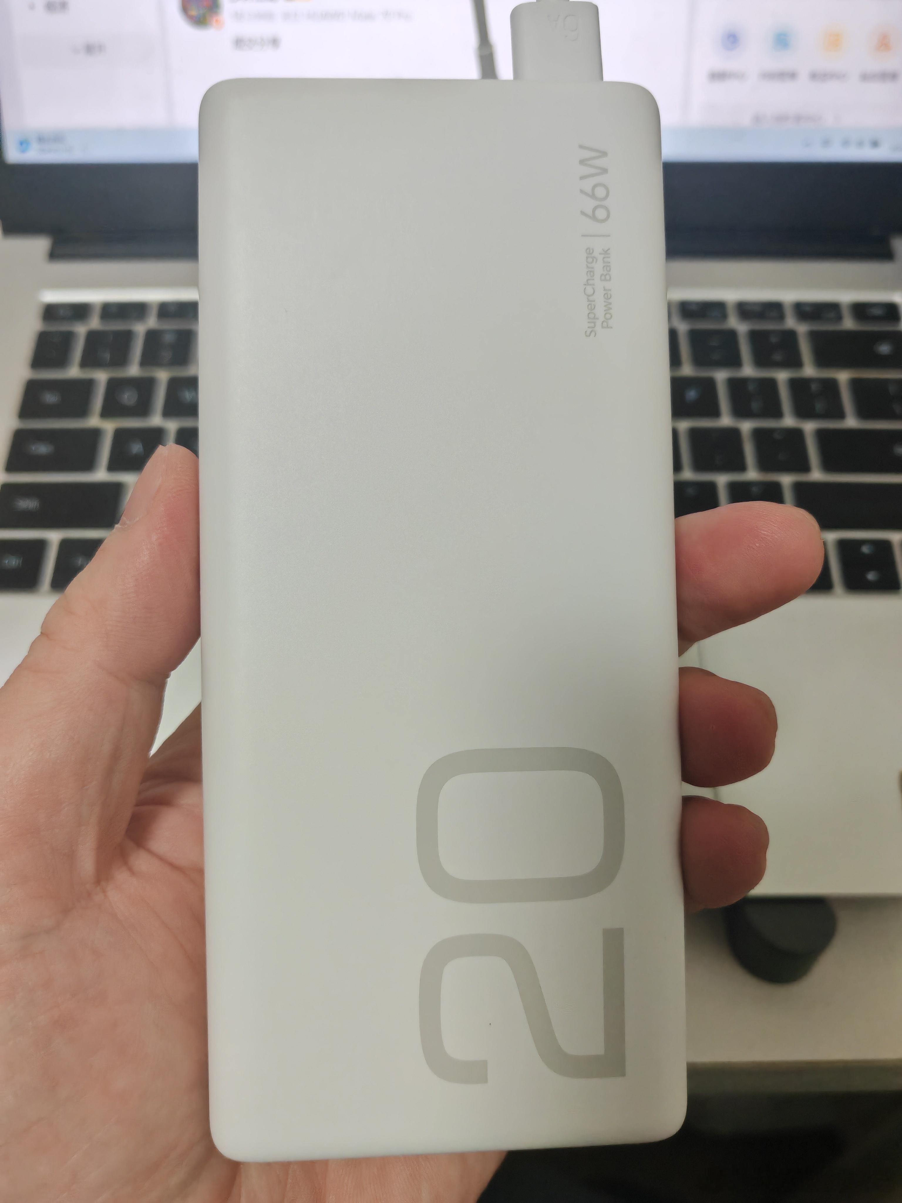 卧槽了，这充电宝太大了，又滑，