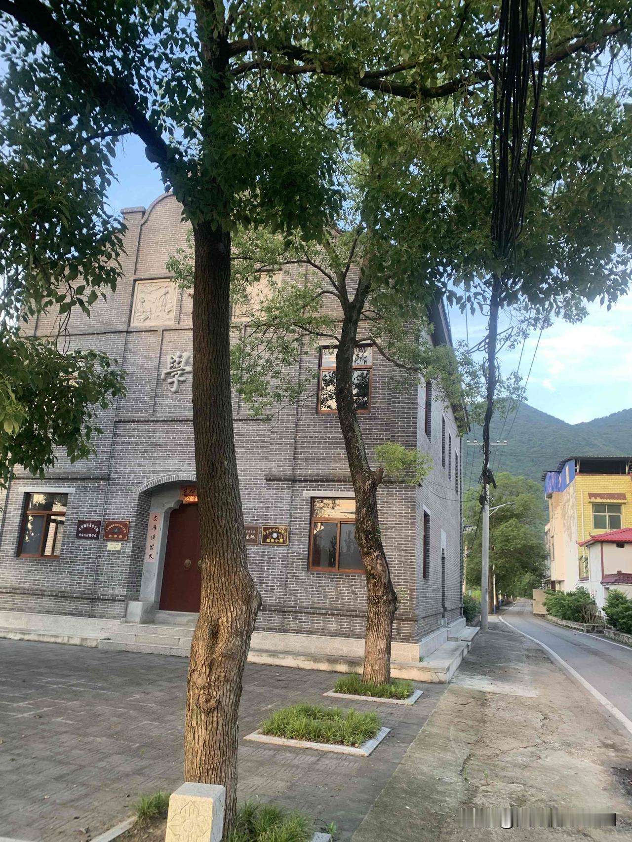 最近发现，身边读《毛选》的年轻人越来越多了。这并非一时兴起，而是“去魅”后的理性