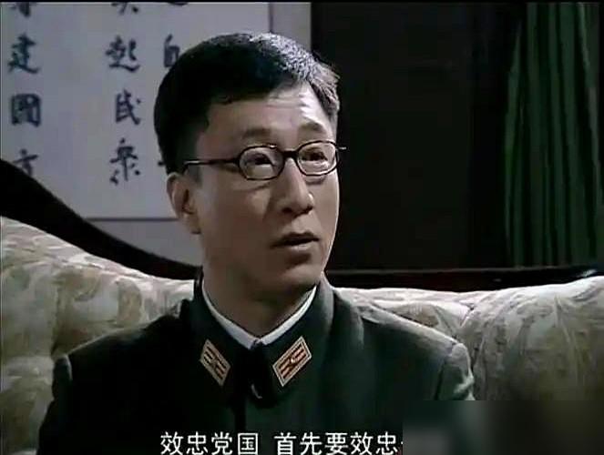 回放到《潜伏》那场办公室对话,镜头刚从街头暗杀切回电讯处,同事一句“李海峰出事的