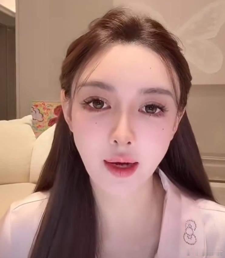 叶珂回应微do梗叶珂解释“微do梗”言论纯属直播时的即兴回应，当时网友调侃叶珂“