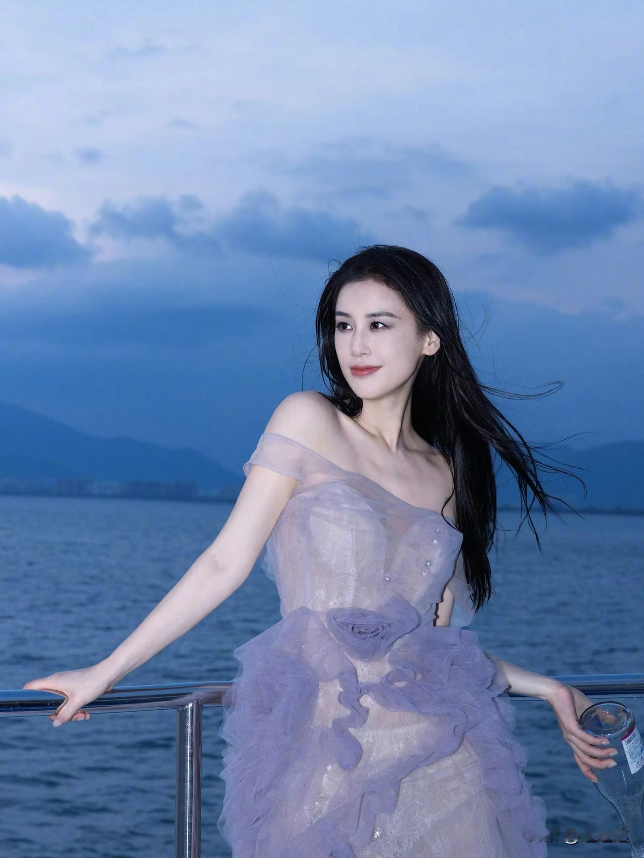 黄圣依又开启了新的婚姻，女人确实年轻的时候需要一个有钱人，而年龄越大需要更年轻的