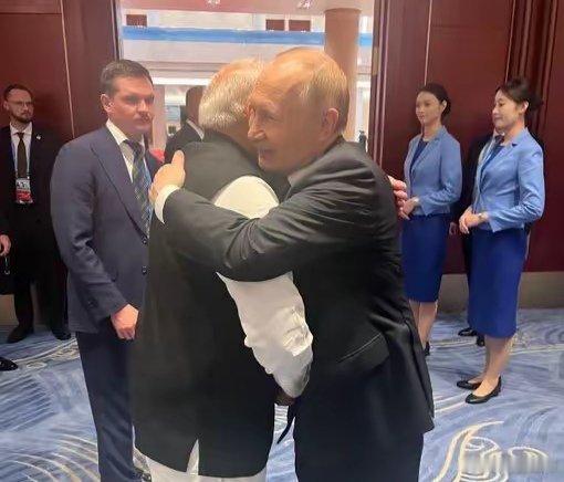 峰会间隙，莫迪与普京寒暄。 ​​​