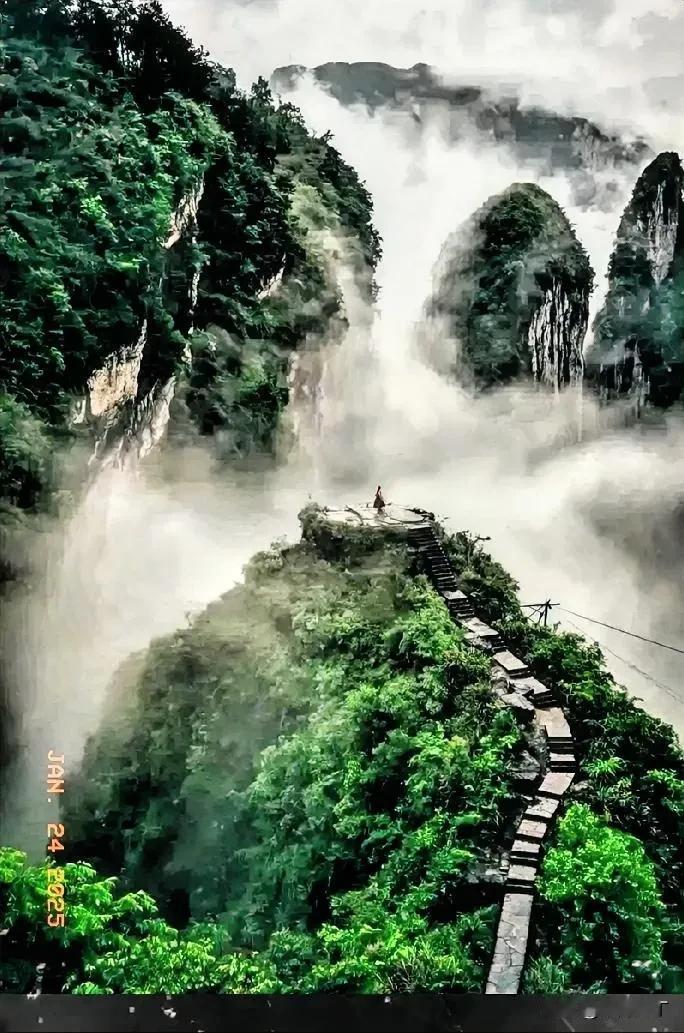 人杰地灵江河娇。