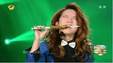 到底是哪个网友这么有才啊？美女是很美的，我也很爱听他的歌 ​​​