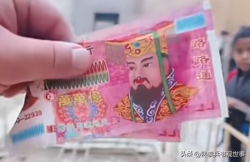 老六在埃及扔了张“玉皇大帝”，把外国工作人员整不会了！
埃及狮身人面像旁边有个许