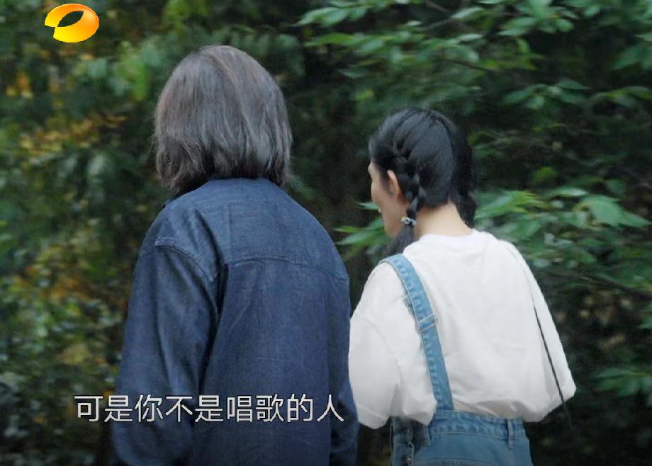 何炅对赖声川说，谢娜要跟两个非常厉害的人比唱歌，压力好大。赖声川对谢娜说：可是你