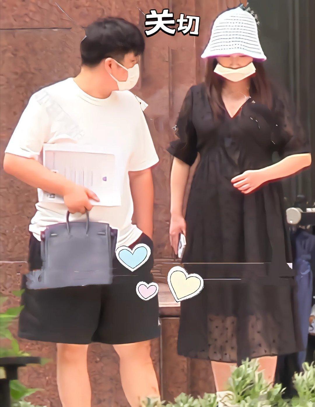 阚清子现身医院产检阚清子老公陪产检超贴心！孕肚明显六七个月，老公全程提包拿单超细