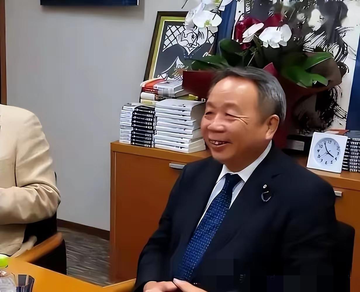 看到这副卖国负义的嘴脸，饭也吃不下了，想呕吐。