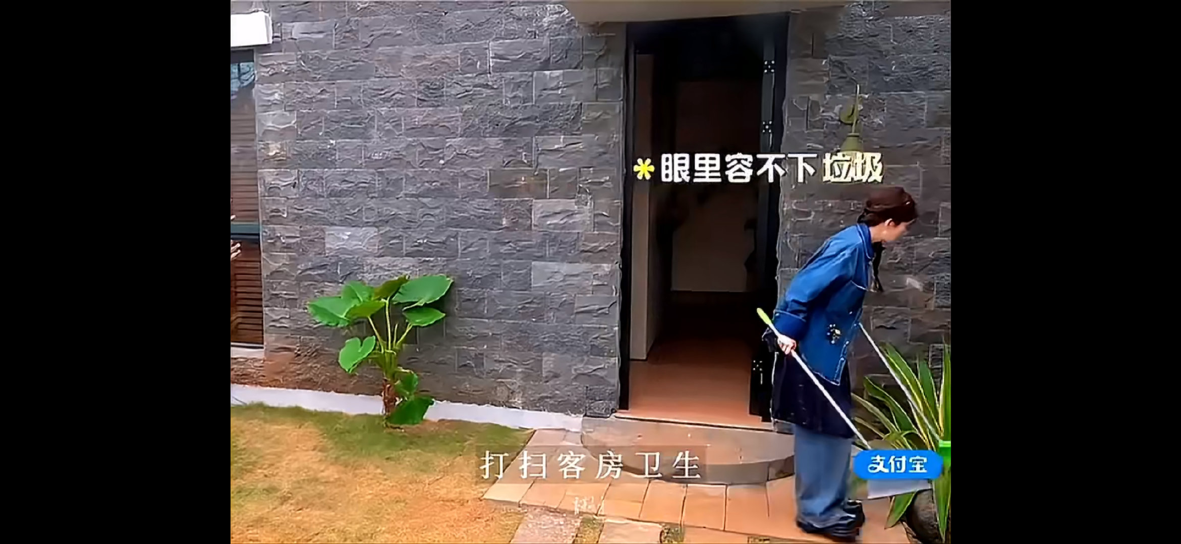 白鹿搬砖都能搬成包工头亲爱的客栈别人当义工，白鹿直接干成客栈楷模，这效率太牛了 