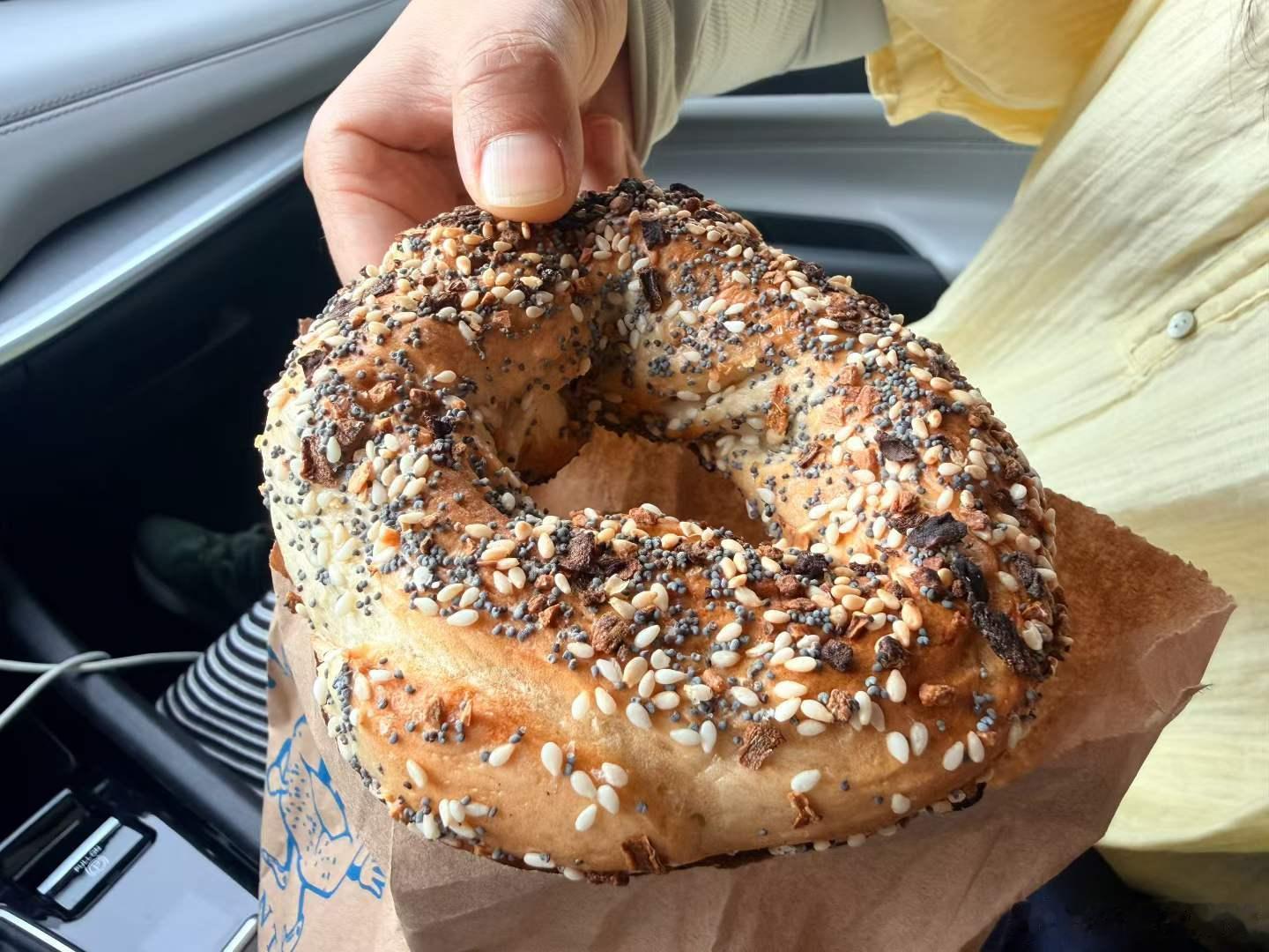 离开蒙特利尔前专门开车去了NO.1的bagel店，名不虚传，实在太满足了！用蜂蜜