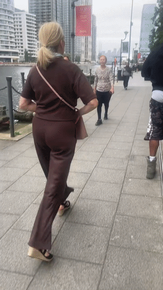 这算是什么行为艺术呢？

内容解析：有个黑人小哥，裤子露着半截，正在大街上走着，