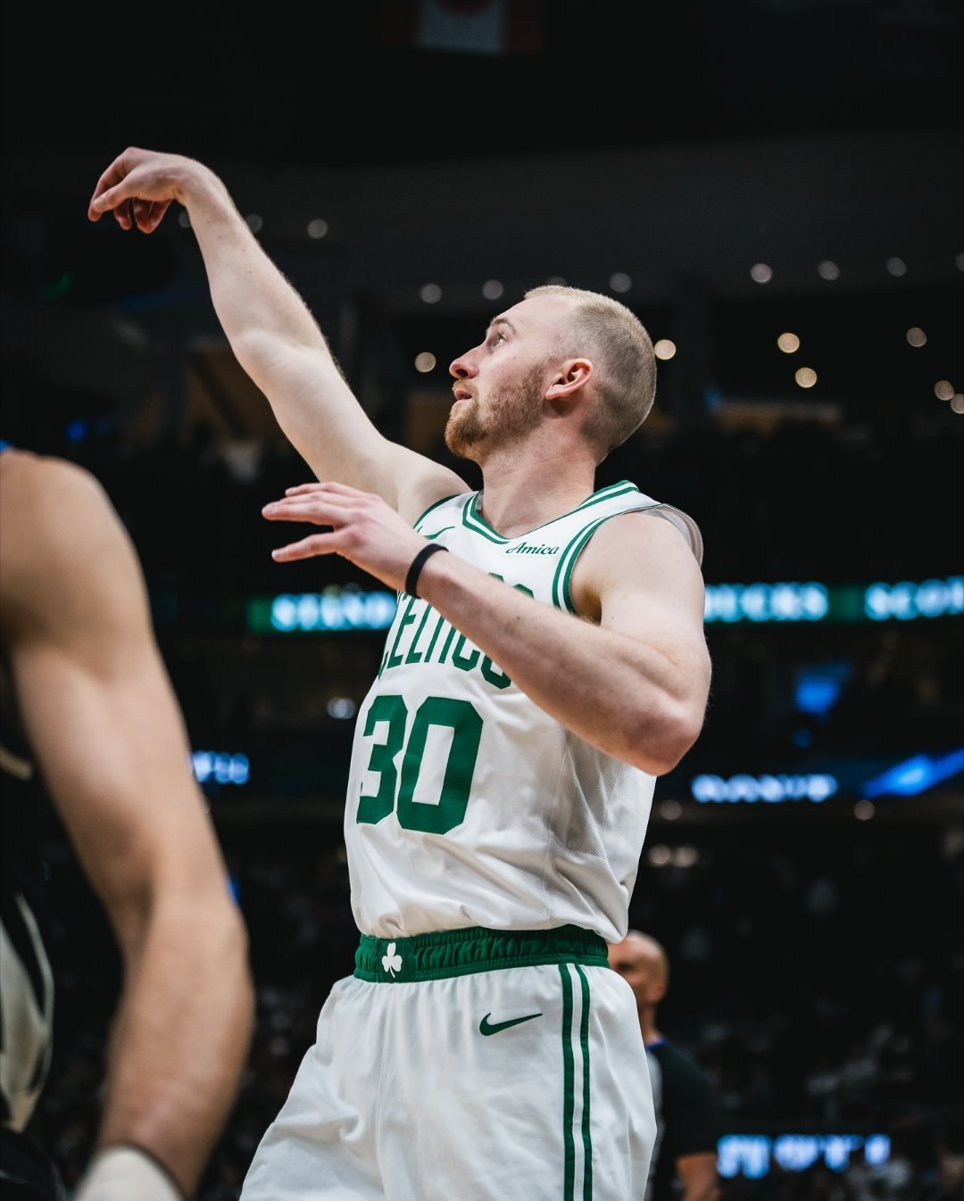 过去两场比赛，豪瑟投篮17中14，三分11中8，合砍36分，且0失误！凯尔特人热