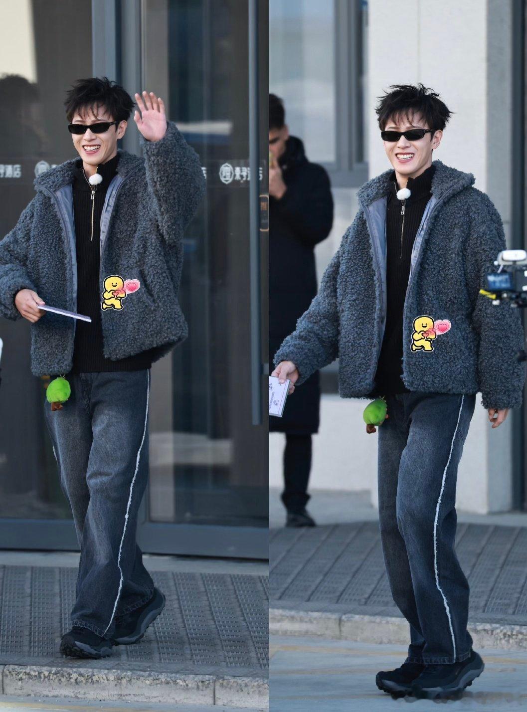 李昀锐奔跑吧新疆录制 all black 造型，把小森林带在身边，笑得好开心啊