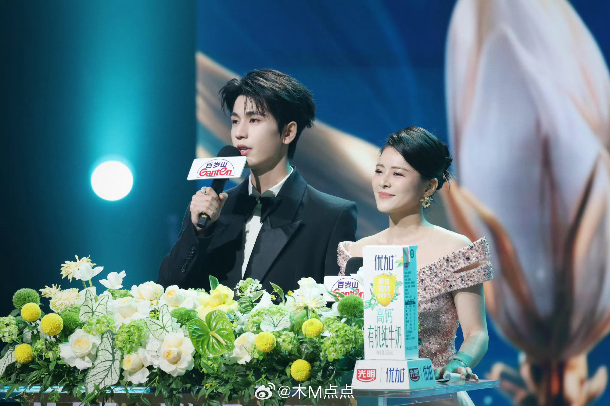 好奇张凌赫为什么会被选中当白玉兰主持人呢？