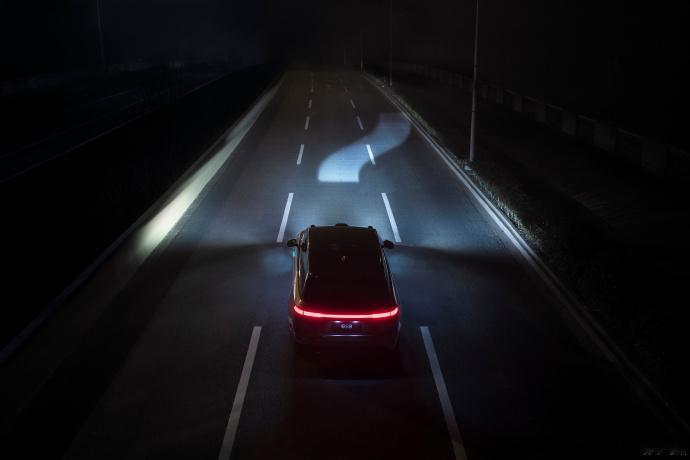 蔚来其实也挺会玩灯的。ES8 的投影大灯是投出要走的车道，碰到匝道也能拐弯，ES