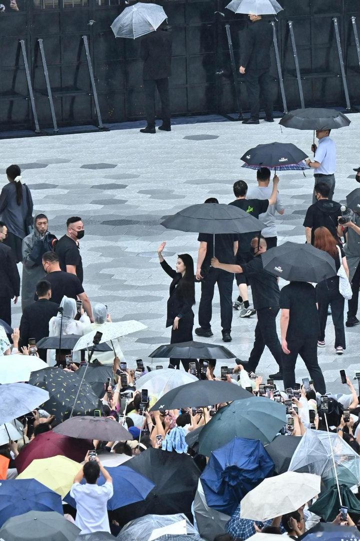 刘亦菲现身成都万象城人气爆棚果然顶流的人气从来不需要大肆预热官宣。刘亦菲现身成都