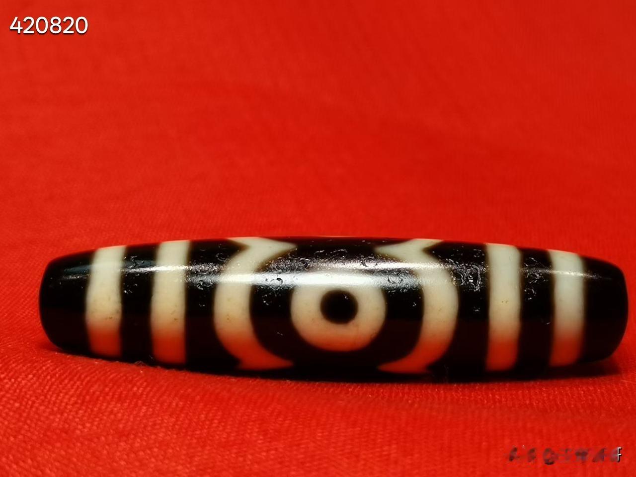 精品三眼天珠一颗，珠子老气饱满，黑白分明，品相极美，咬色非常完美，包浆极润风化自