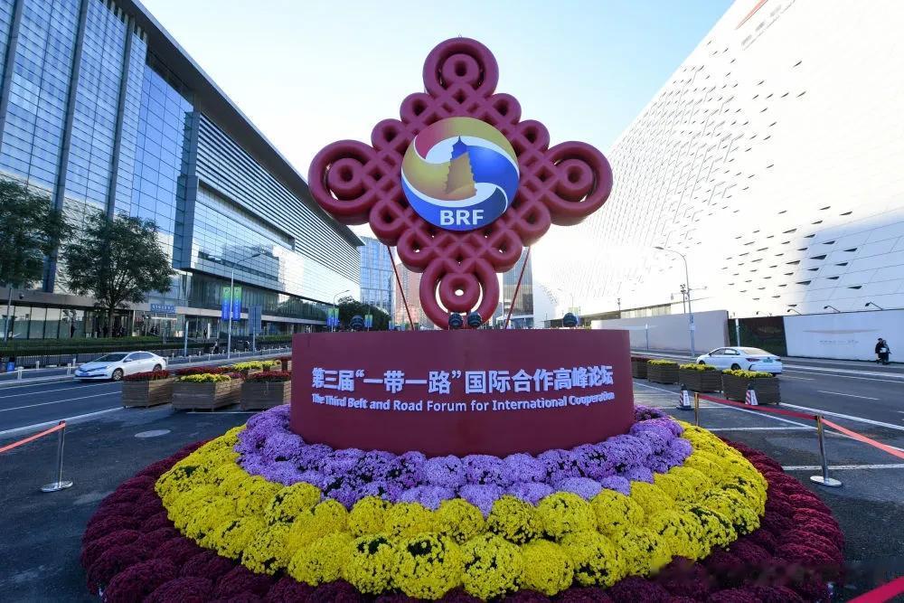 关于华为MATE60 Pro芯片，彭博社报道称这一成就让人们对华盛顿挫败北京技术