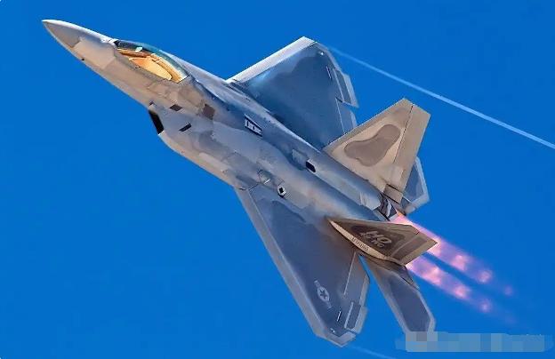 美国飞行员的心里或许有一直有一个疑问：为何每次中国战机伴飞，既不是歼16、也不是