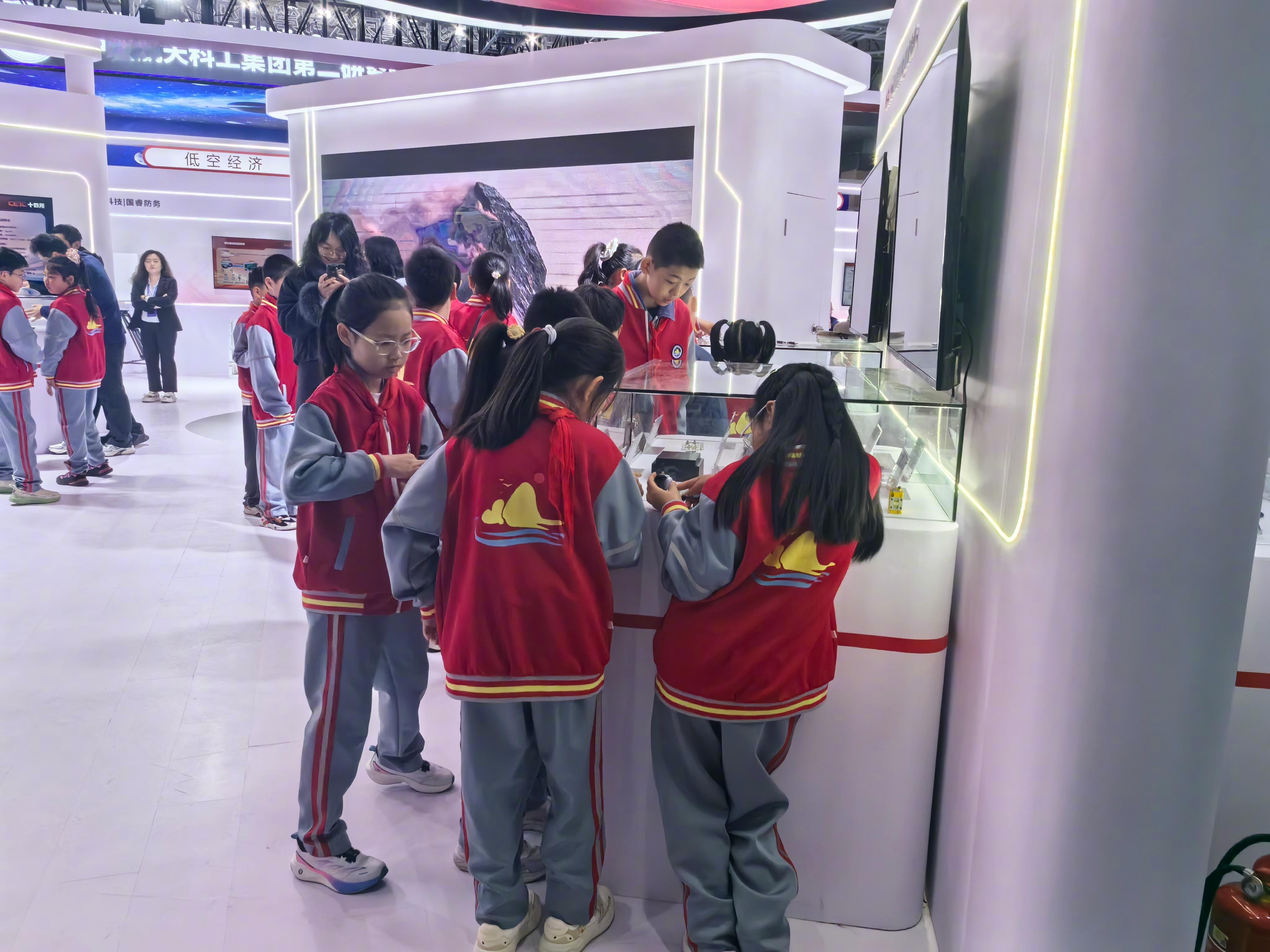 无处不在的雷达科技来雷达未来大会展馆参观的大都是行业人士，突然来了一队叽叽喳喳的