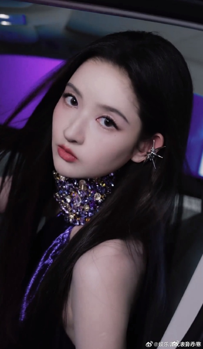 王玉雯今天又是厉害女人谁被王玉雯的紫色造型狠狠拿捏了！满钻挂脖裙衬得她身姿曼妙，