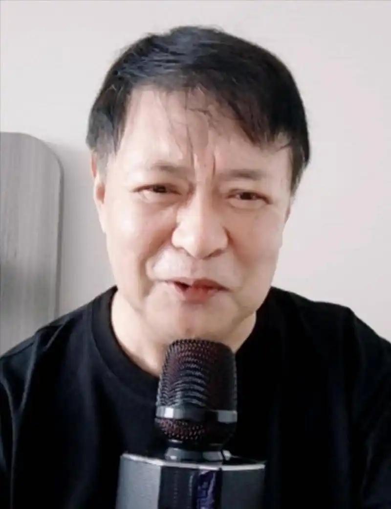 清晨的哈尔滨，菜市场刚开张，豆浆的热气裹着葱花香，在街角打了个旋儿。

一个穿灰