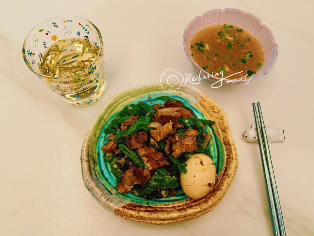 生活手记 每日两餐之第二餐:梅花肉炒青椒罗勒茶叶蛋肉汤茶 