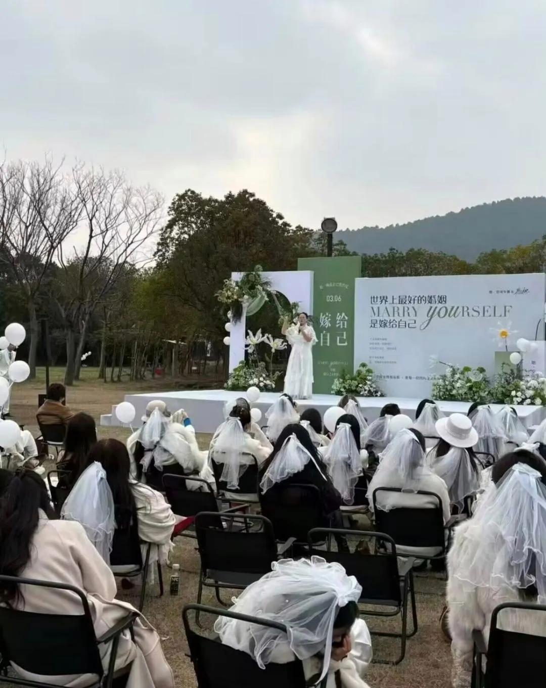 第一次见自己和自己结婚的，真是自恋到极致了！