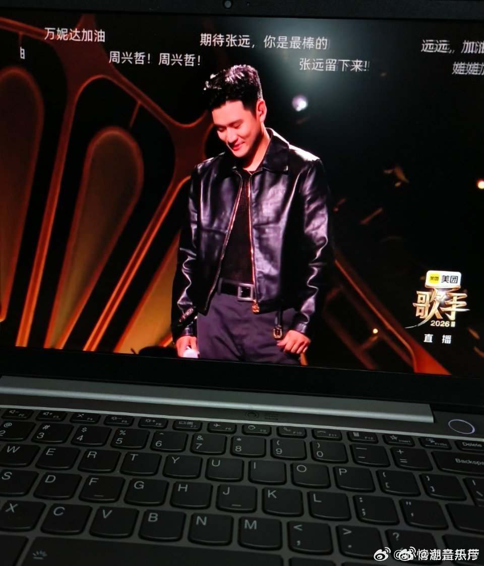 真假声转换行云流水，周兴哲舞台《11》氛围感高级，每一句都耐听歌手直播周兴哲版1
