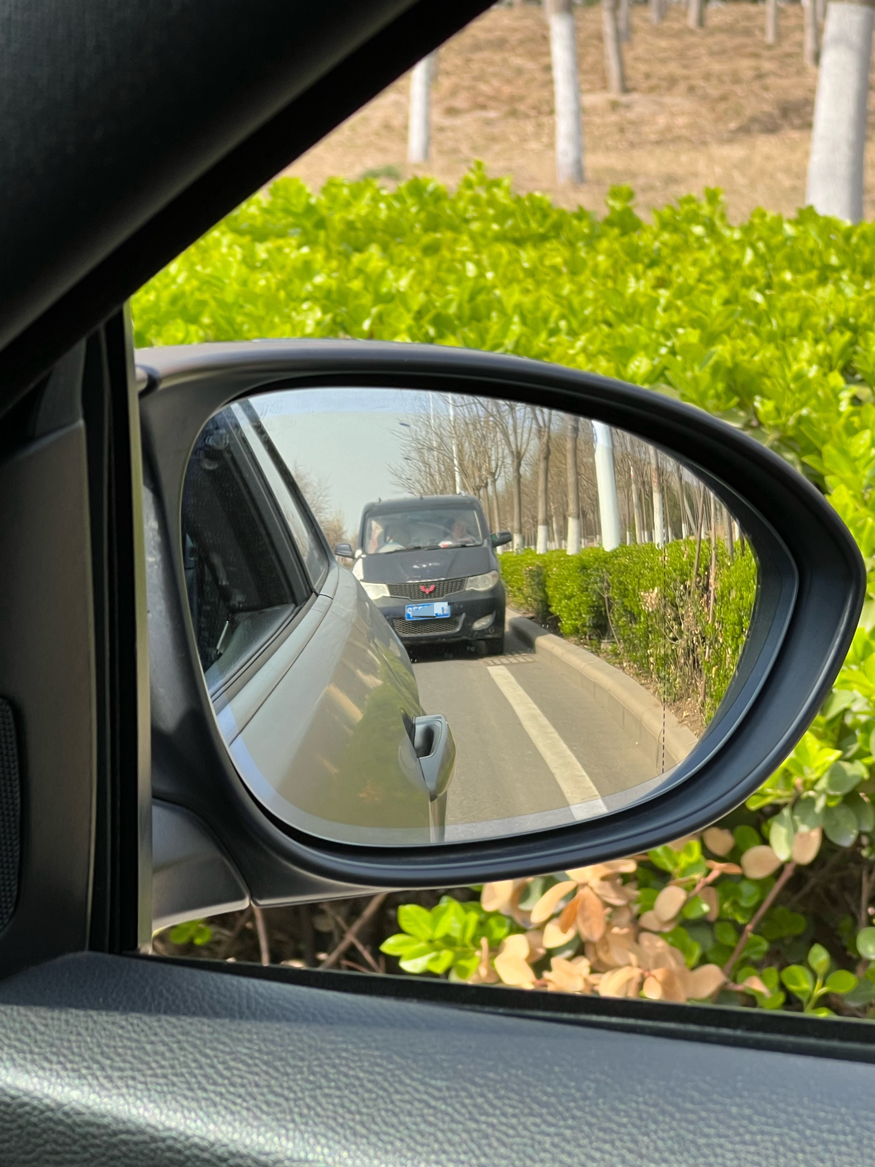 一个五菱宏光，不过他这备胎我感觉快掉下来了万一再给后车砸了，就得不偿失。给大哥提