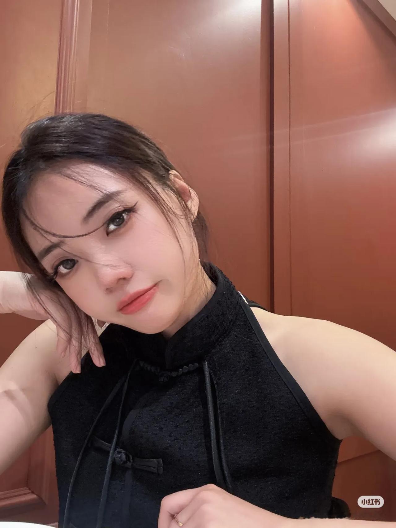 话说大马近几年就推出了许多样靓身材正，气质也相当不错的新晋博主，而零颐就是其中之