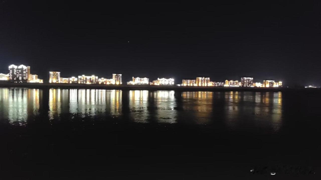 冬日生活打卡季这冬天美丽的国外夜景也挺漂亮的。住在边境小城就是方便随时随地欣赏国