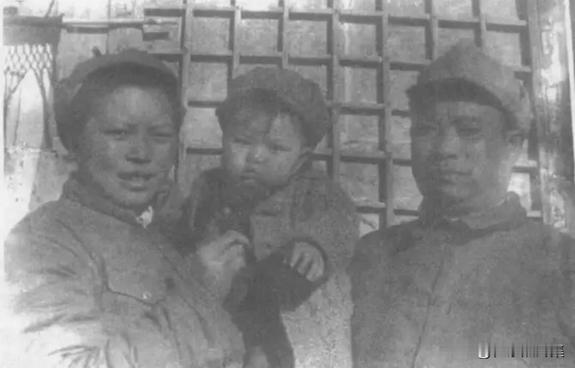 1948年初，陕北，时任西北野战军第一纵队副司令员的贺炳炎将军、夫人姜平同志与年