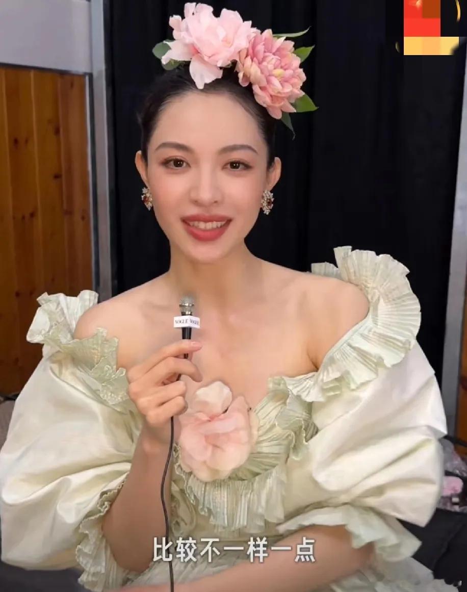 钟楚曦在采访时说，红毯造型是自己设计的，鲜花戴头顶也是自己想出来的，可是有网友扒