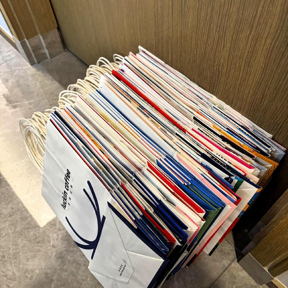 现在年轻人，奶茶袋都成宝了！

我也曾经有过这念头，收集那些漂亮的奶茶袋子，但终