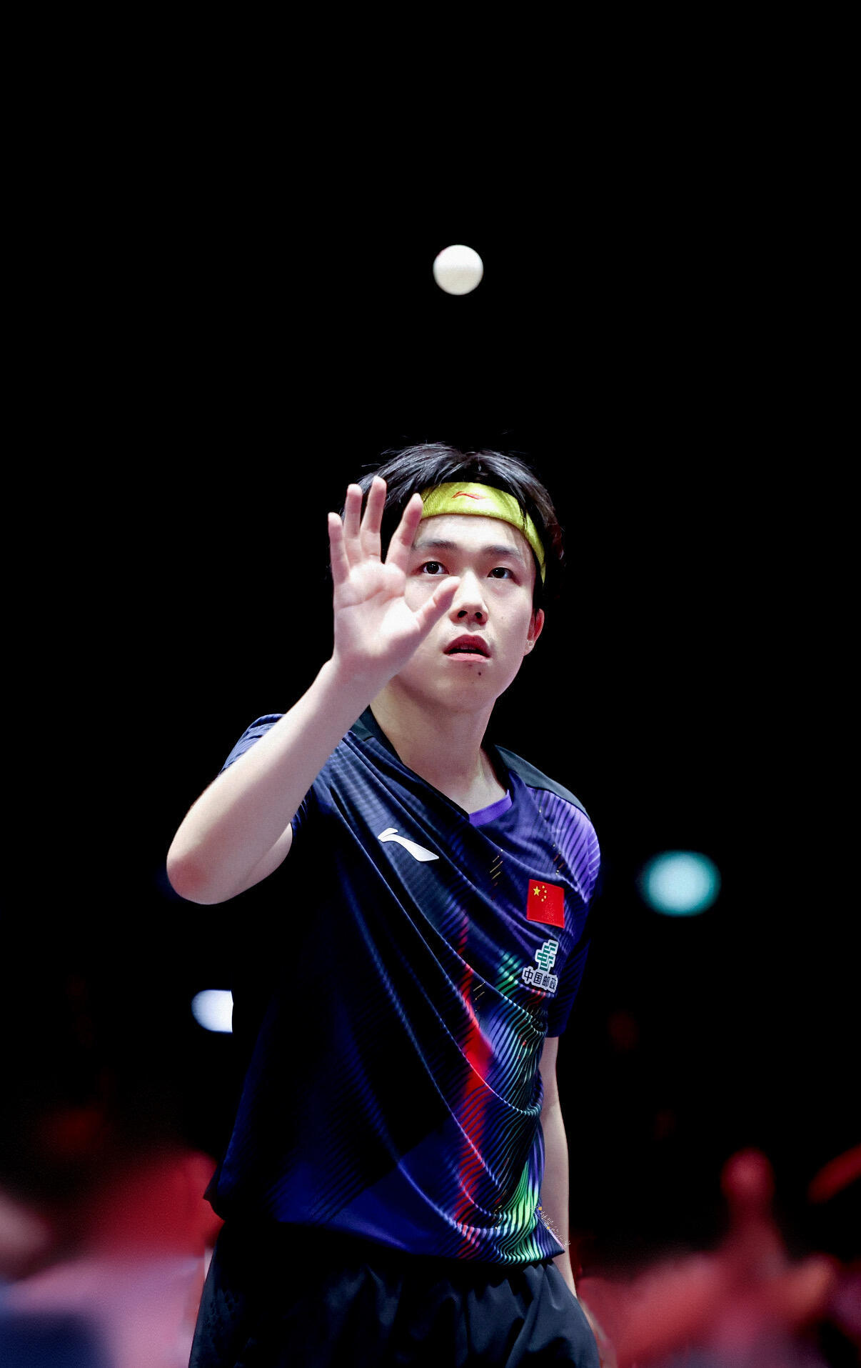 球台之上，王楚钦以左手弧圈撕破防线，用沉稳心态逆转战局。从青涩少年到国乒脊梁，他