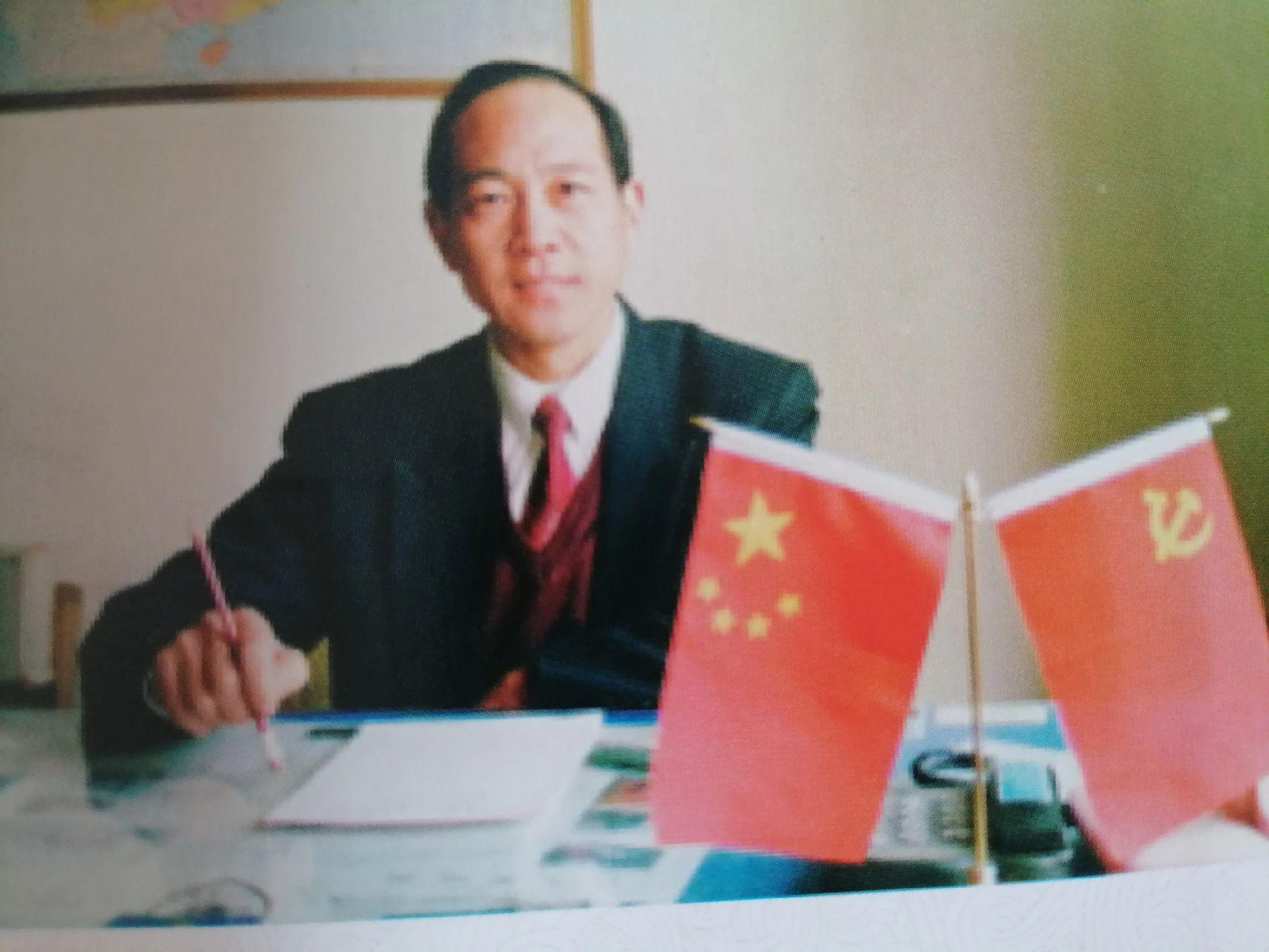 《河南省诗词学会理事：秦坤明》      秦坤明，1951年生，巩义人...