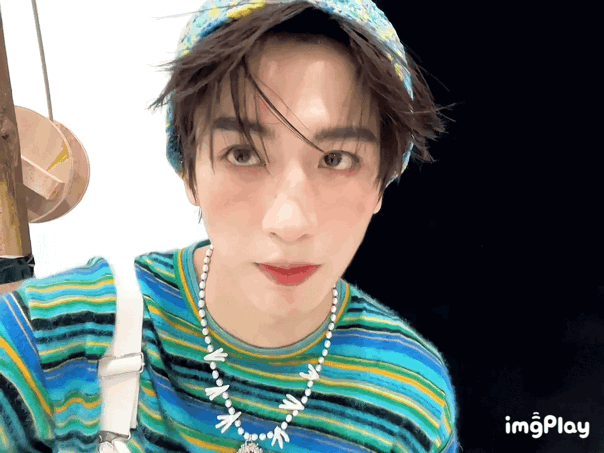 张凌赫这个有点辣眼睛，还是傻乎乎的直男造型更合适 ​​​