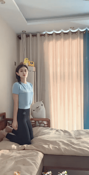 现在越来越多的女人练瑜伽了，瑜伽班的收费也越来越越高了。
瑜伽的姿势千奇百怪，也