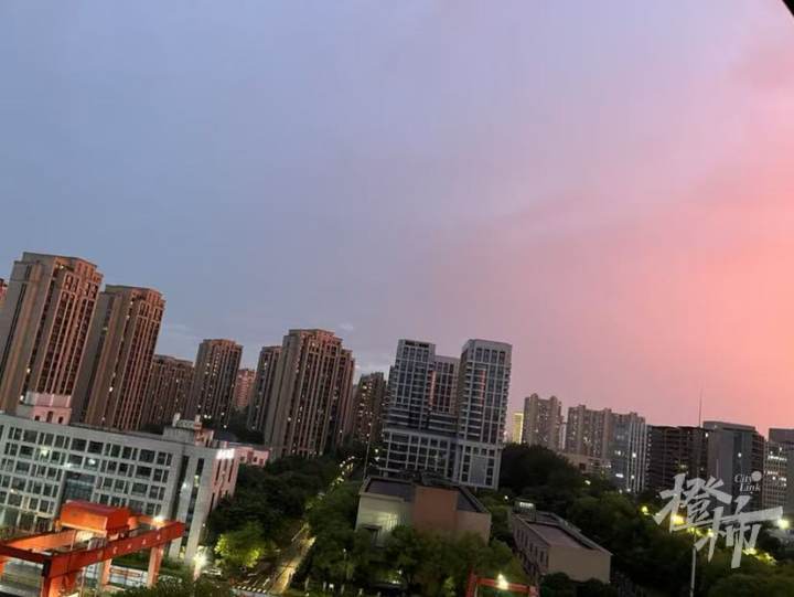 一边下雨，一边红霞满天，梅雨的谢幕演出，还附赠了晚霞彩蛋