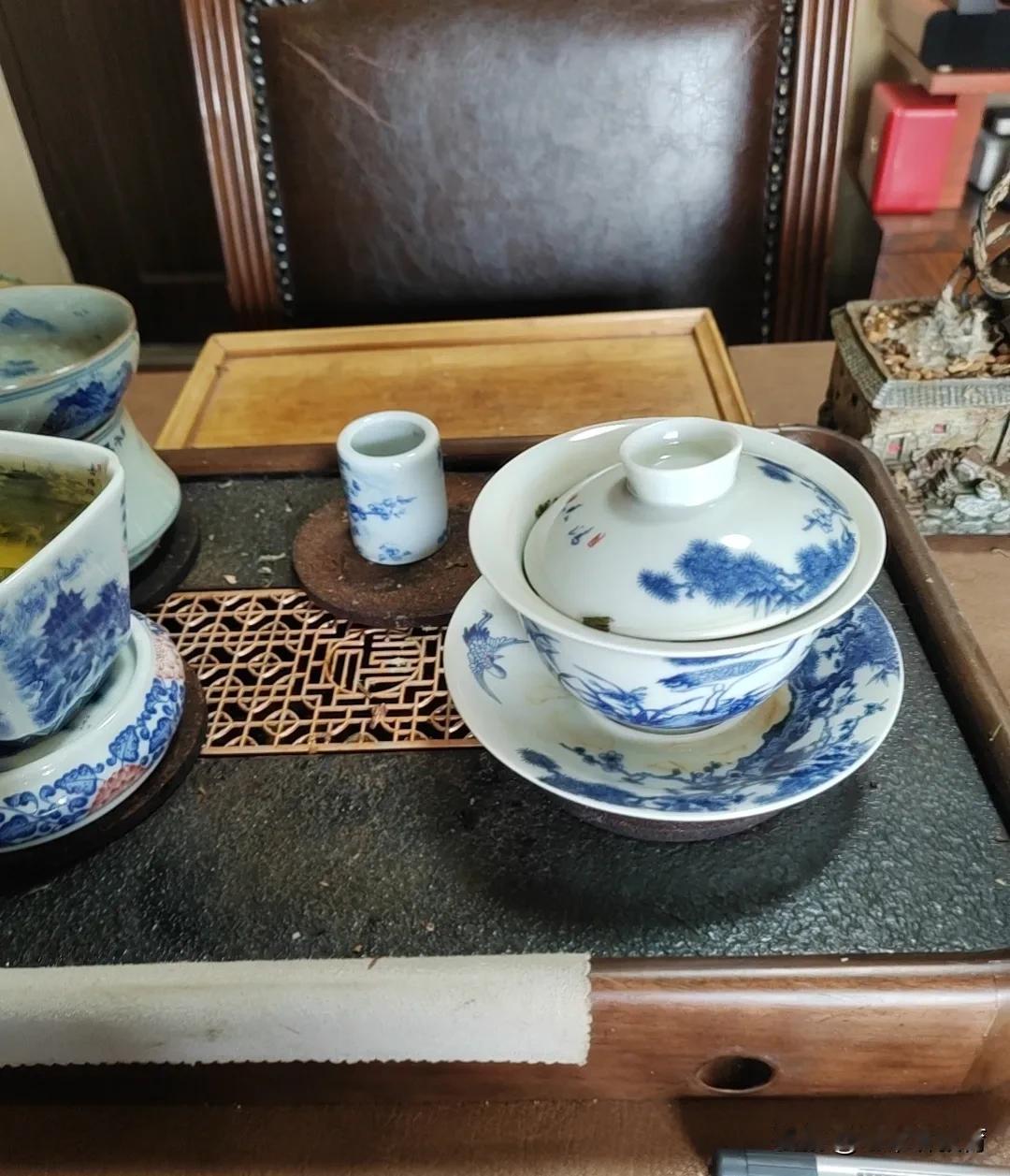 #上联：踏春夏秋冬路，
请你对下联#刮东南西北风
