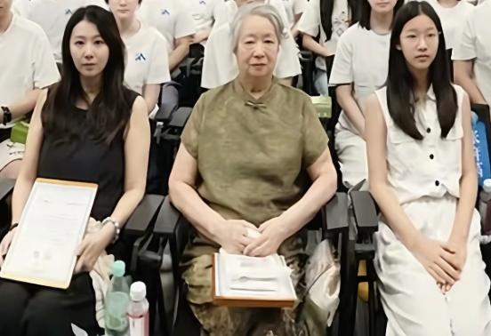 张雪峰离世5个月，11岁女儿接下家业：最动人的不是财富，是责任。

最近，峰学蔚