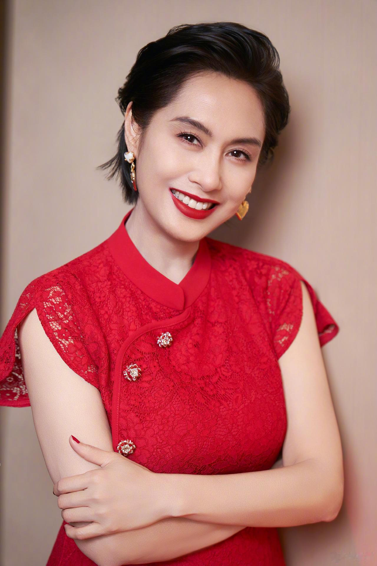 优雅与性感，你会怎么选成熟美人朱茵穿搭写真