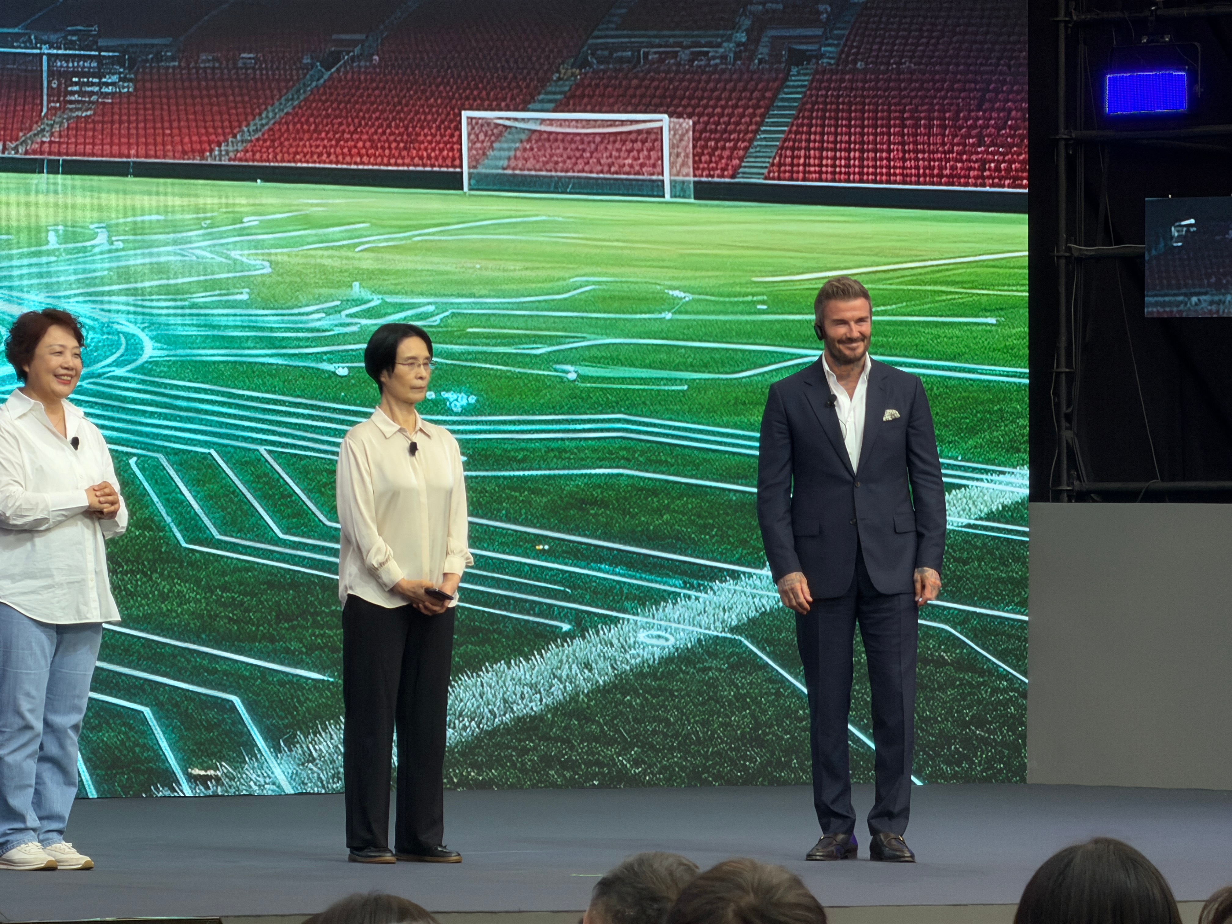 2026FIFA世界杯联想AI嘉年华万人迷贝克汉姆空降现场，50多了还是那么帅…