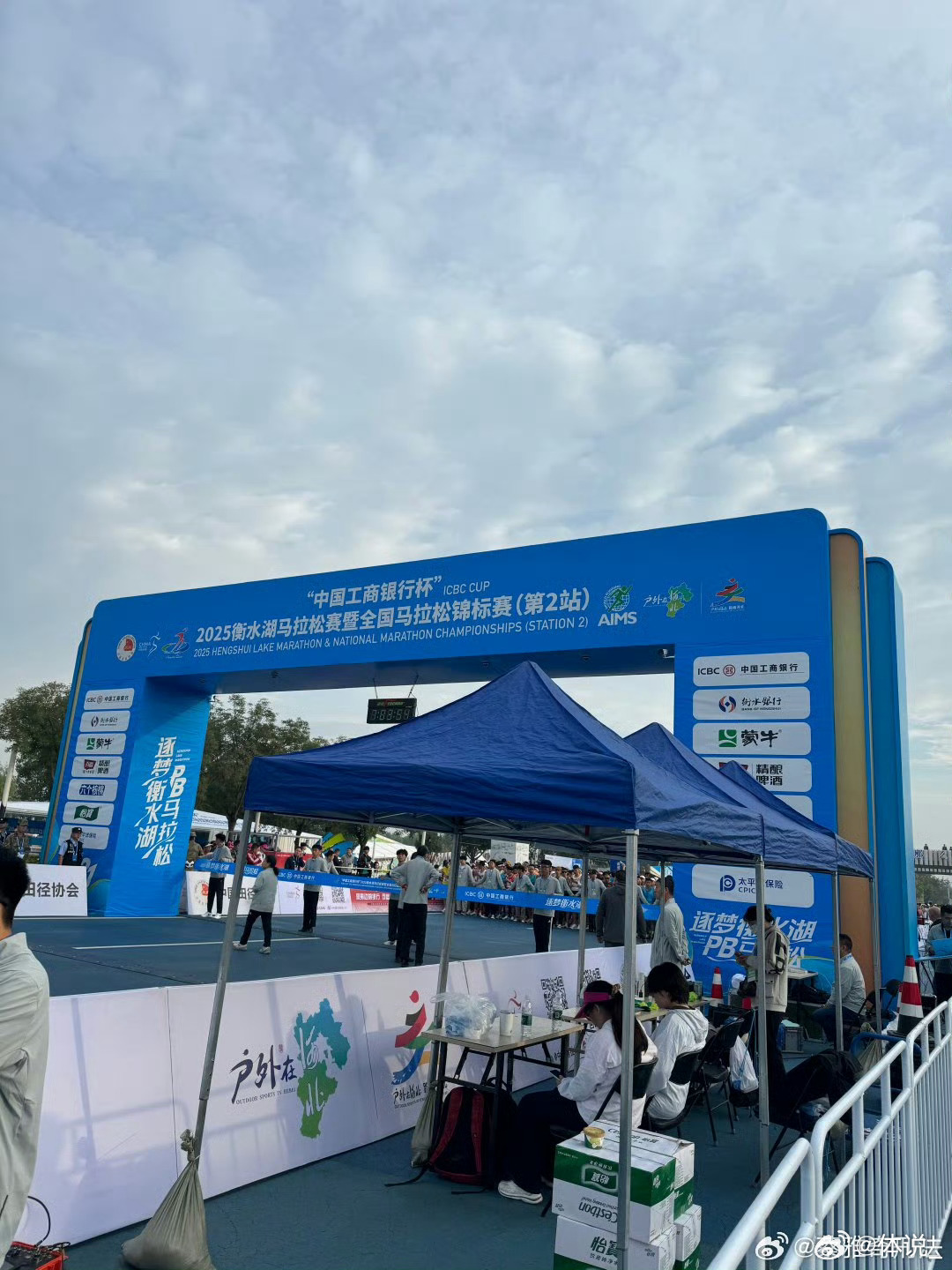 衡水湖马拉松衡水湖马拉松赛道平坦少弯，全程平均海拔22米、起伏不超4米，为选手创
