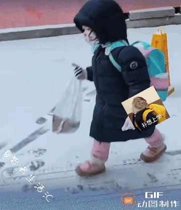 黑龙江，一名女子送完孩子去幼儿园，不料回来的路上，看到一个小女孩，没有家长陪同独