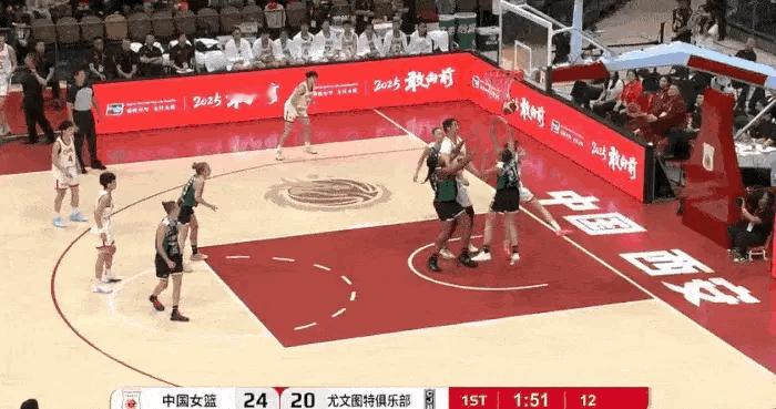 张子宇已经2次犯规了？她不能把球放下来，太危险了。中国女篮vs尤文图特女篮中国女