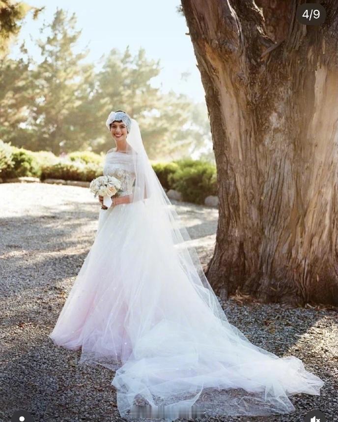 安妮海瑟薇悼念华伦天奴安妮海瑟薇的婚纱是华伦天奴定制的 21日，安妮·海瑟薇晒照