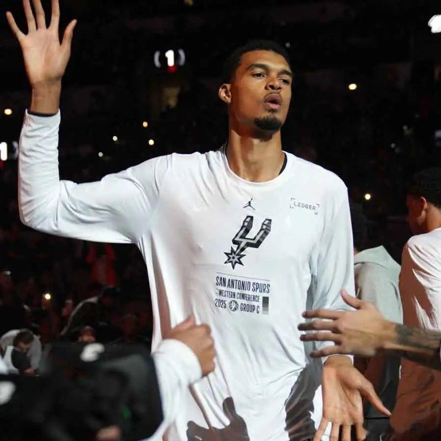 文班亚马复出科内特继续首发，文班将替补出战。就看雷霆的轮换阵容能不能扛得住文班的